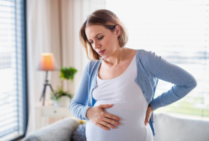 Mujer embarazada experimenta contracciones de parto