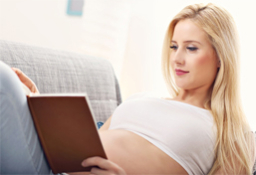 Embarazada leyendo en su 5º mes de gestación